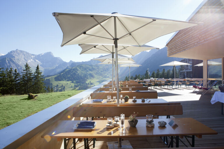 Von der Terrasse des Frööd auf die Berge blickend
