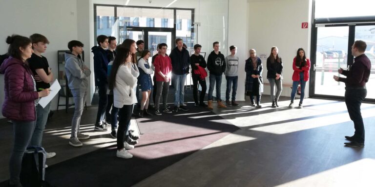 eine Gruppe von Schülerinnen bei der Ausstellung