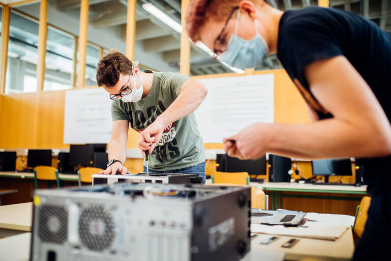 Schüler der HTL Dornbirn reinigen die Computer und installieren sie nach neuesten Standards | © Frederick Sams School Kids Online - Computer werden neu aufgesetzt