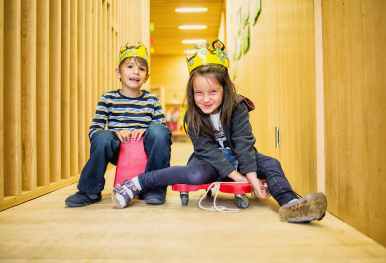 Kinder am Spielen, Energieinstitut