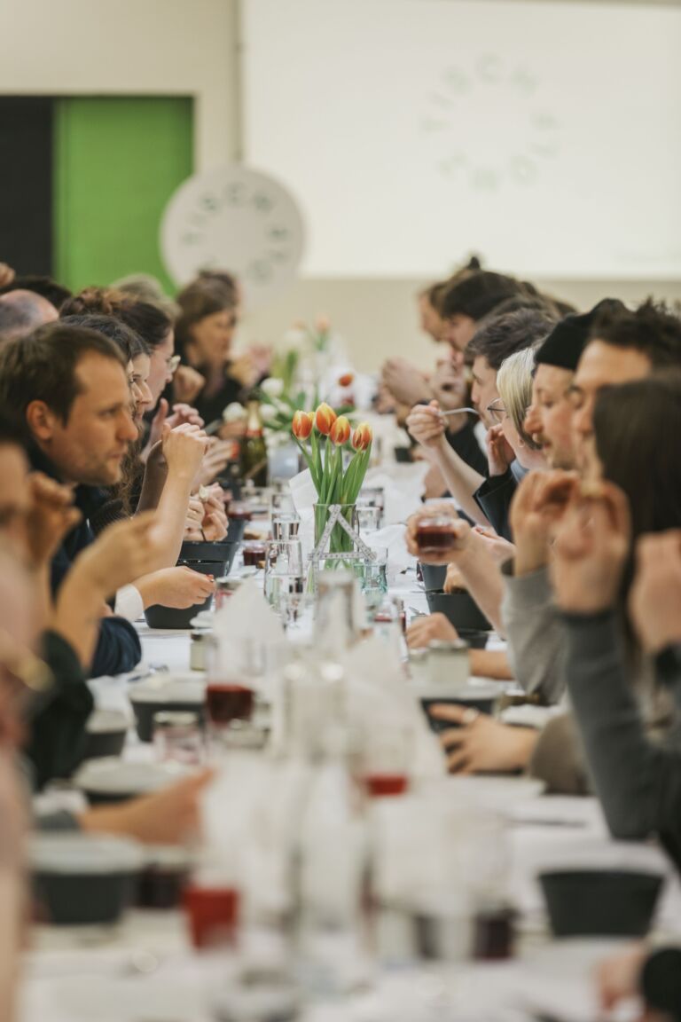 tisch zwölf in der campusväre