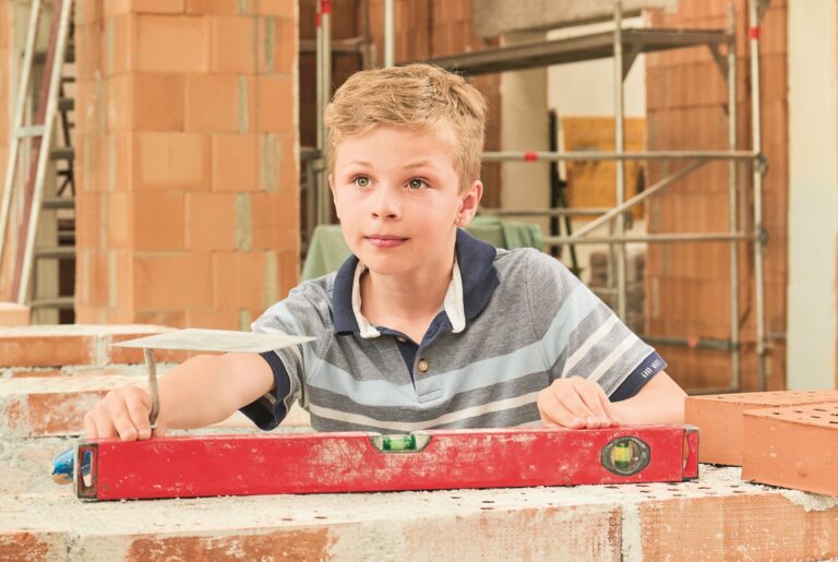 credit Marke Vorarlberg_MIK_junge_baustelle_CMYC-min_ausschnitt kinderbildung chancenreich vorarlberg