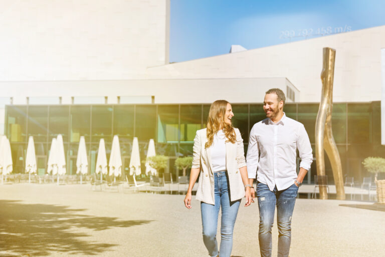 junges Paar Festspielhaus Bregenz Symphonikerplatz chancenreich Vorarlberg
