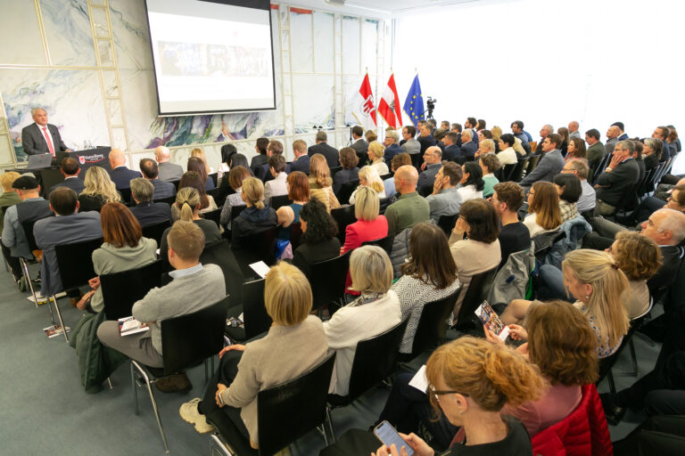 Bregenz am  19.04.2024  LPS  Landesenquete 2024, Chancenreichtum in Vorarlberg – Welche Perspektiven haben unsere Kinder und Jugendlichen? Begruessung durch Landtagspraesident Mag. Harald Sonderegger, Impulsreferate von Univ. Prof. Dr. Wolfgang Mazal, Wienx, Arbeitswelten in 10 bzw. 20 Jahren – Was erwartet die Kinder und Jugendlichen von heute? AMS Vorarlberg Bernhard Bereuter und Wie werden Kinder und Jugendliche resilient? MMag. Petra Grassl-Riederer, Regionalleiterin Kinder und Jugend Oberland.Gruppenbild mit