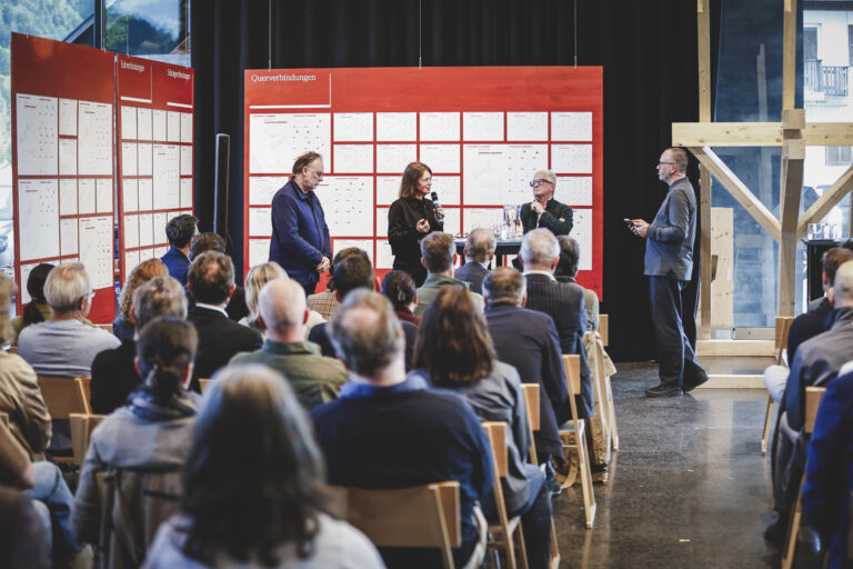 Gerhard Buurman, Prof. an der Hochschule für Gestaltung in Schwäbisch Gmünd, Christina Meusburger, Markenkommunikation chancenreicher Lebensraum Vorarlberg, Matthias Ammann, europäisch vernetzter Denker zur Holzbaukunst und Holger Bramsiepe, Unternehmer und Berater.